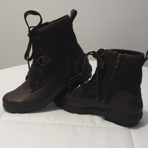 NWOT - Ugg Dark Brown Leather and Wool Lace up Ankle Boots with Laces & Zippers